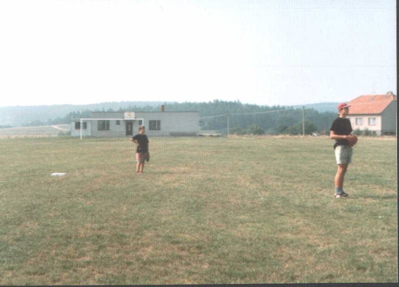 Softballov soustedn spojen s dtskm tborem v Konn v roce 1995.