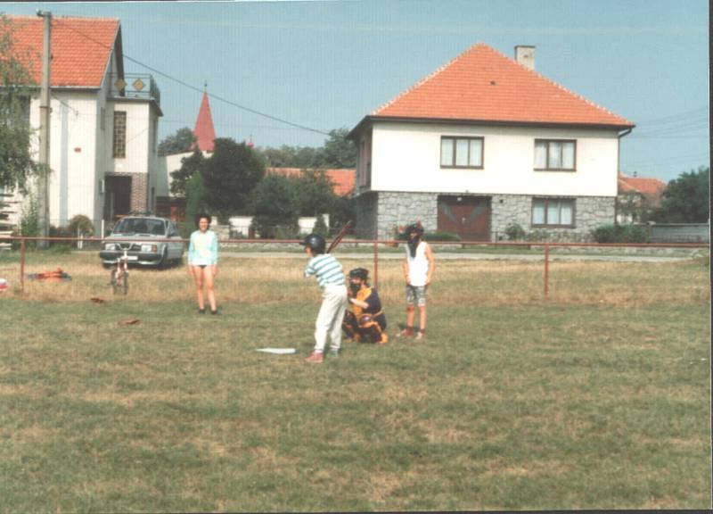 Softballov soustedn spojen s dtskm tborem v Konn v roce 1995.