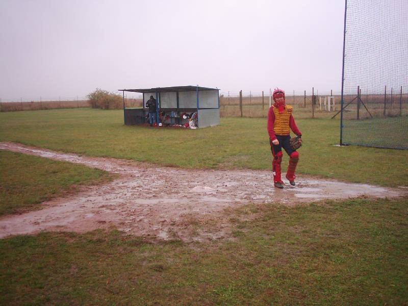 Play Ball 2004 - softballov turnaj pro smen drustva od 9 do 19 let.